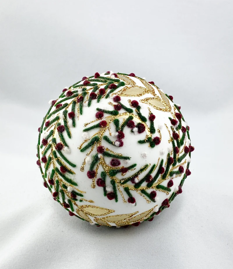 Kugel weiss mit Tannenreisig Streifen