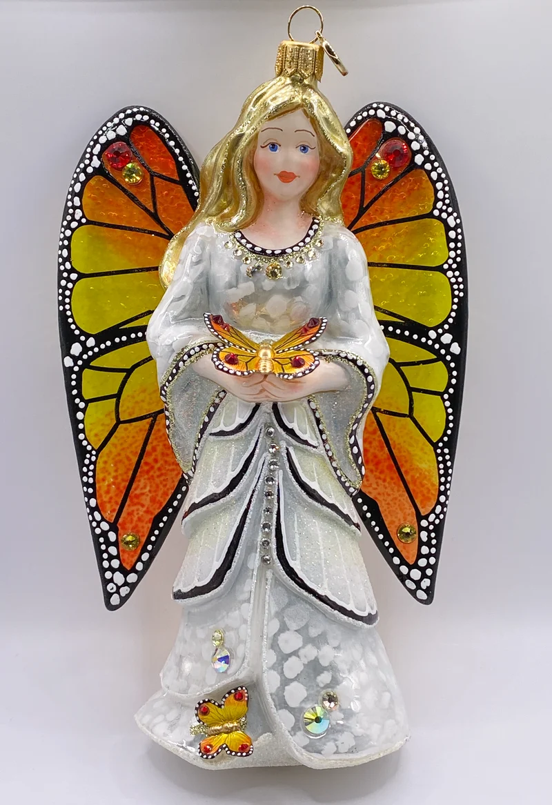 Engel in weissem Kleid mit Schmetterling in der Hand und transparenten Fügeln, GlitterLab