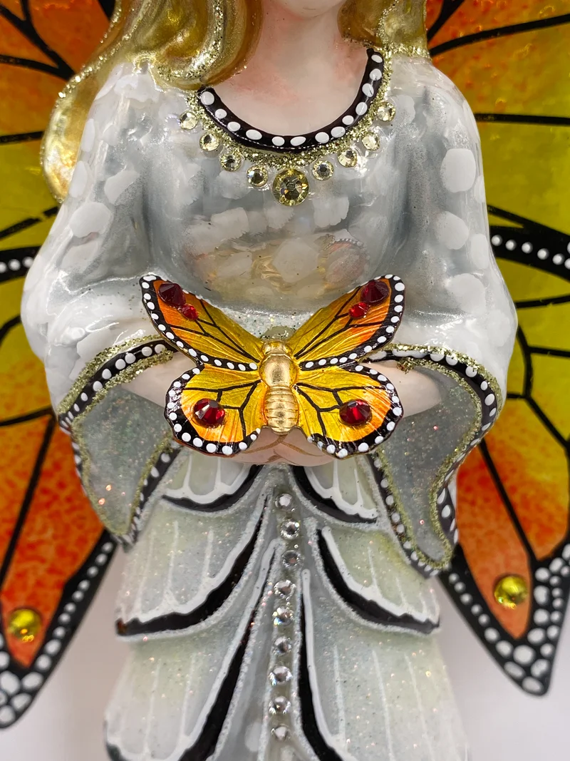 Engel in weissem Kleid mit Schmetterling in der Hand und transparenten Fügeln, GlitterLab