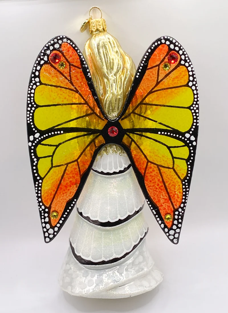 Engel in weissem Kleid mit Schmetterling in der Hand und transparenten Fügeln, GlitterLab