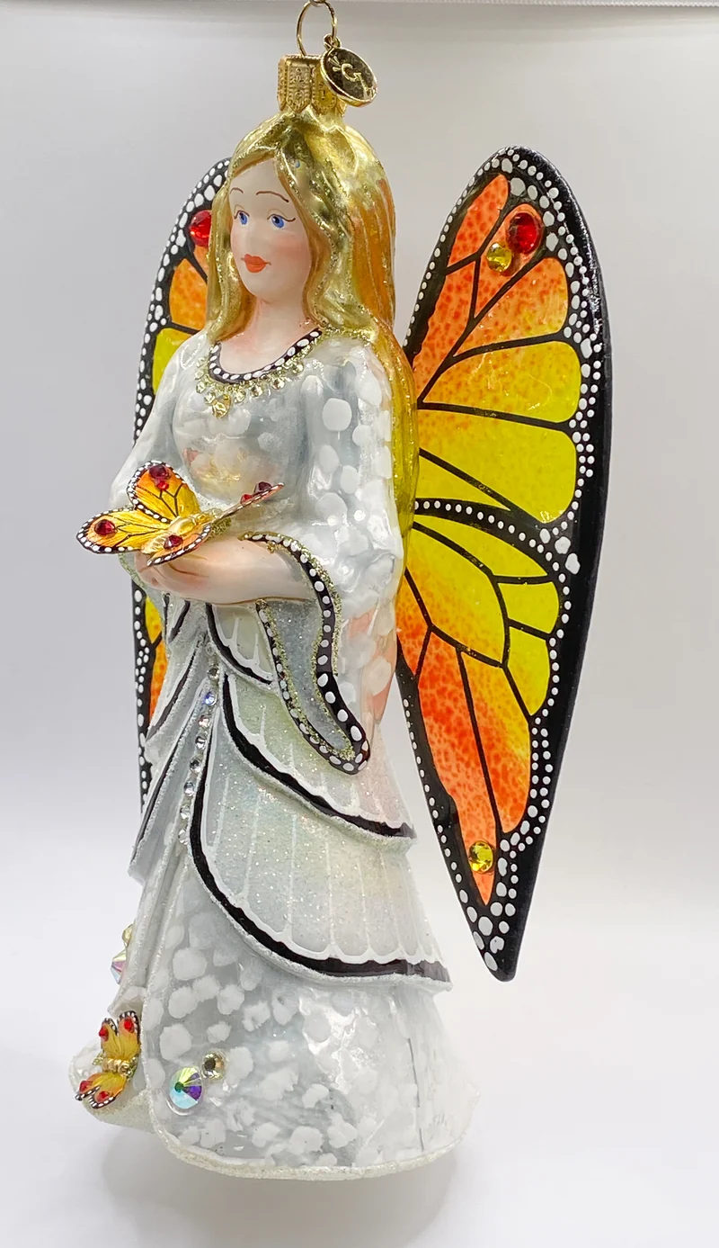 Engel in weissem Kleid mit Schmetterling in der Hand und transparenten Fügeln, GlitterLab