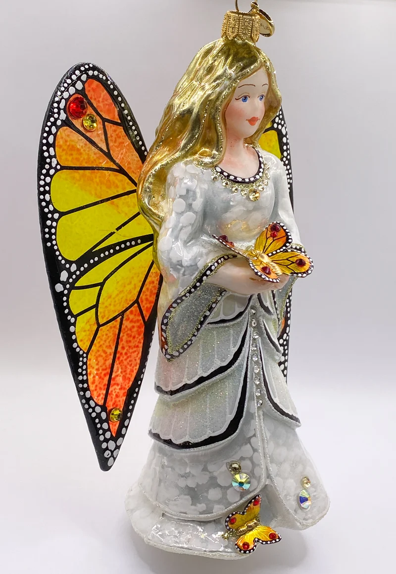 Engel in weissem Kleid mit Schmetterling in der Hand und transparenten Fügeln, GlitterLab