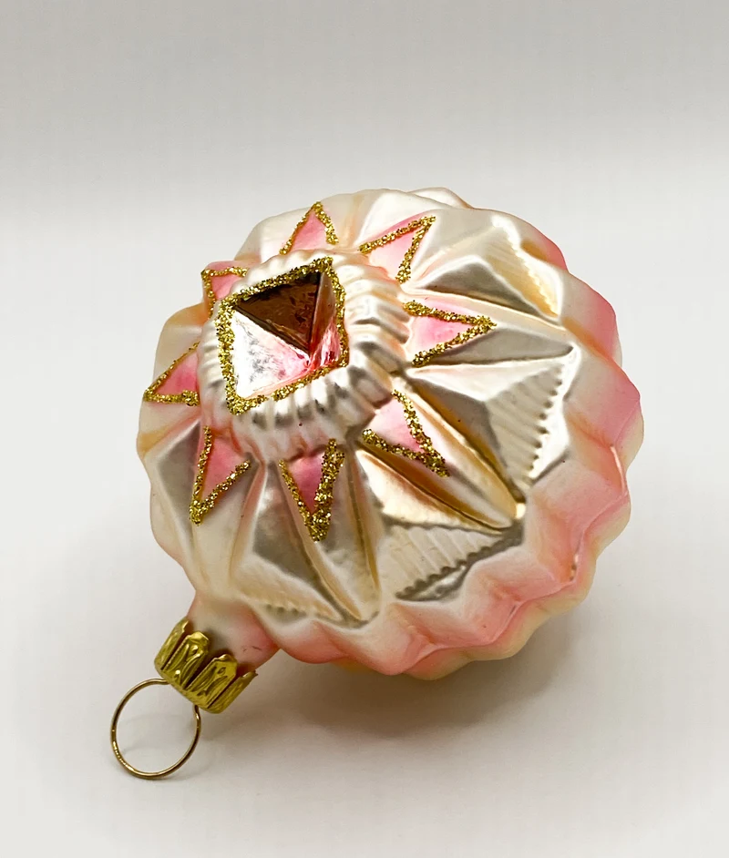 Medaillon mit stilisiertem rosa Stern