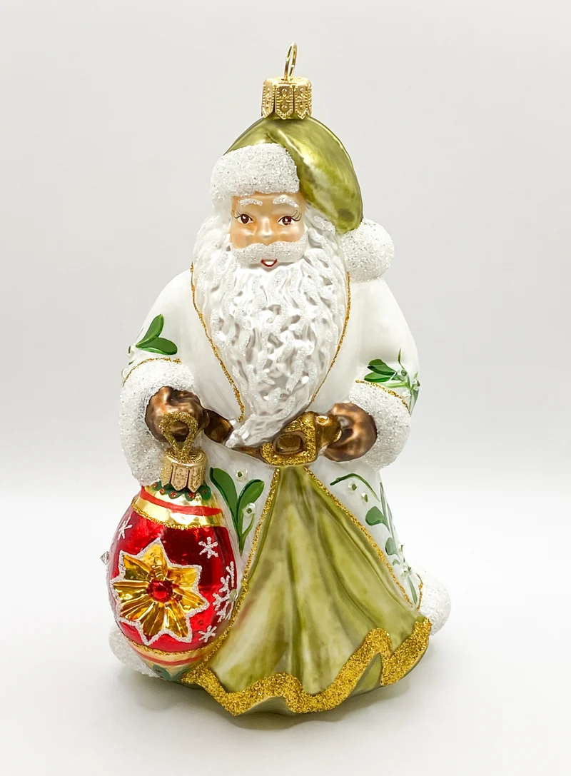 Der Weihnachtsmann im weissen Mantel mit Christbaumkugel