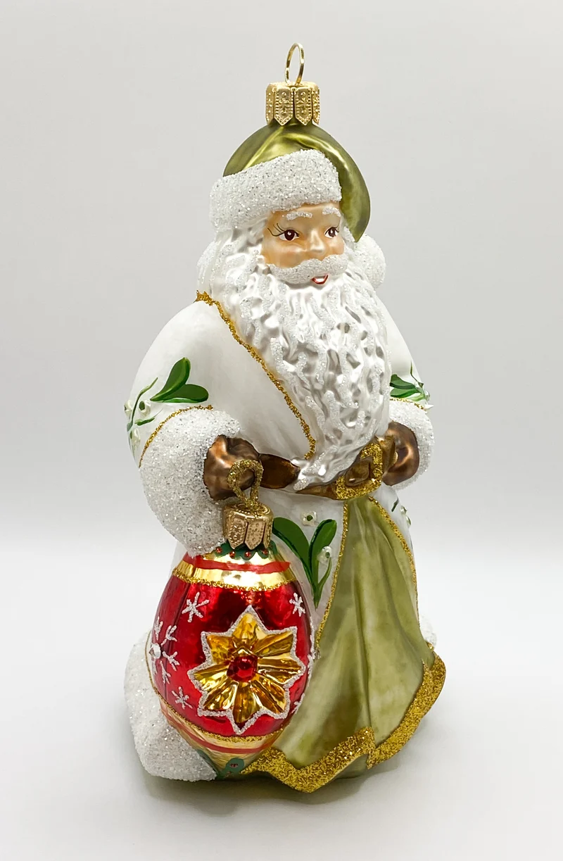 Der Weihnachtsmann im weissen Mantel mit Christbaumkugel