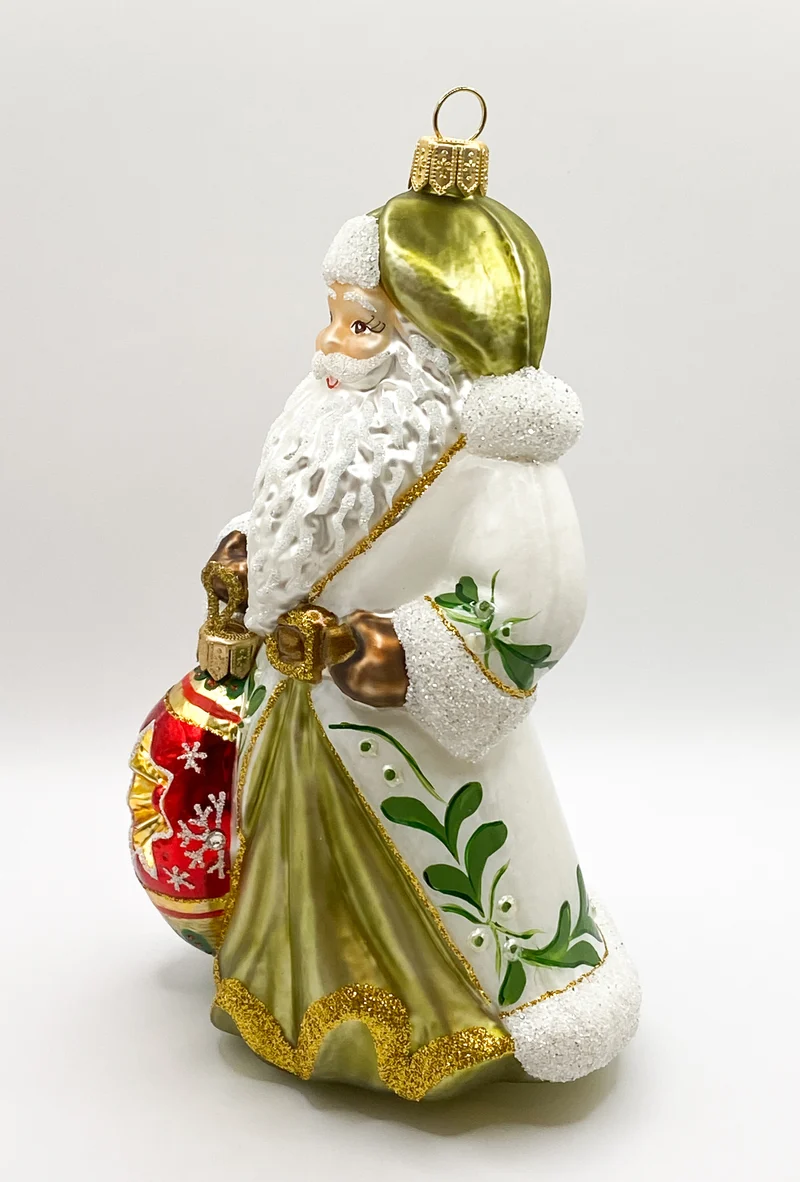 Der Weihnachtsmann im weissen Mantel mit Christbaumkugel