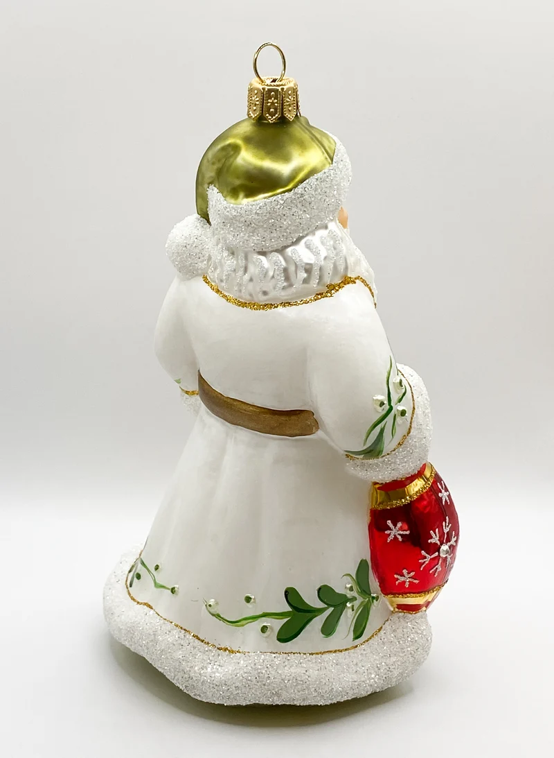 Der Weihnachtsmann im weissen Mantel mit Christbaumkugel