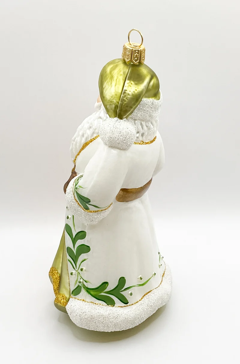 Der Weihnachtsmann im weissen Mantel mit Christbaumkugel
