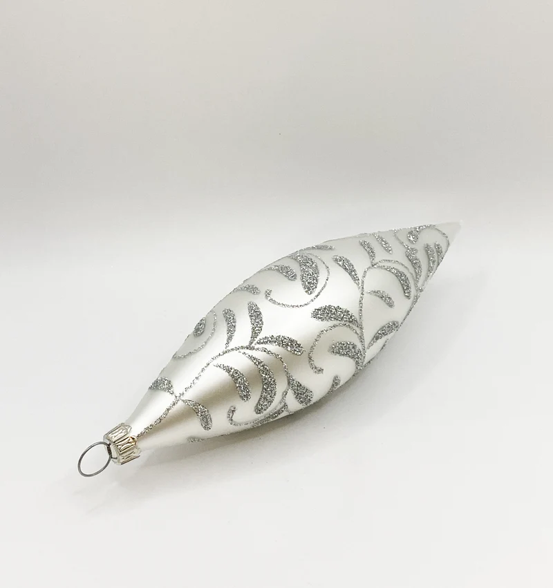 Lange Olive weiss matt mit silbernen Blätterranken