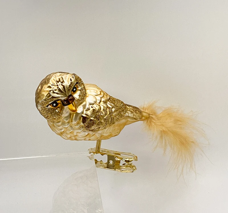 Goldenes Käuzchen mit buschigem Federnschwanz auf Clip