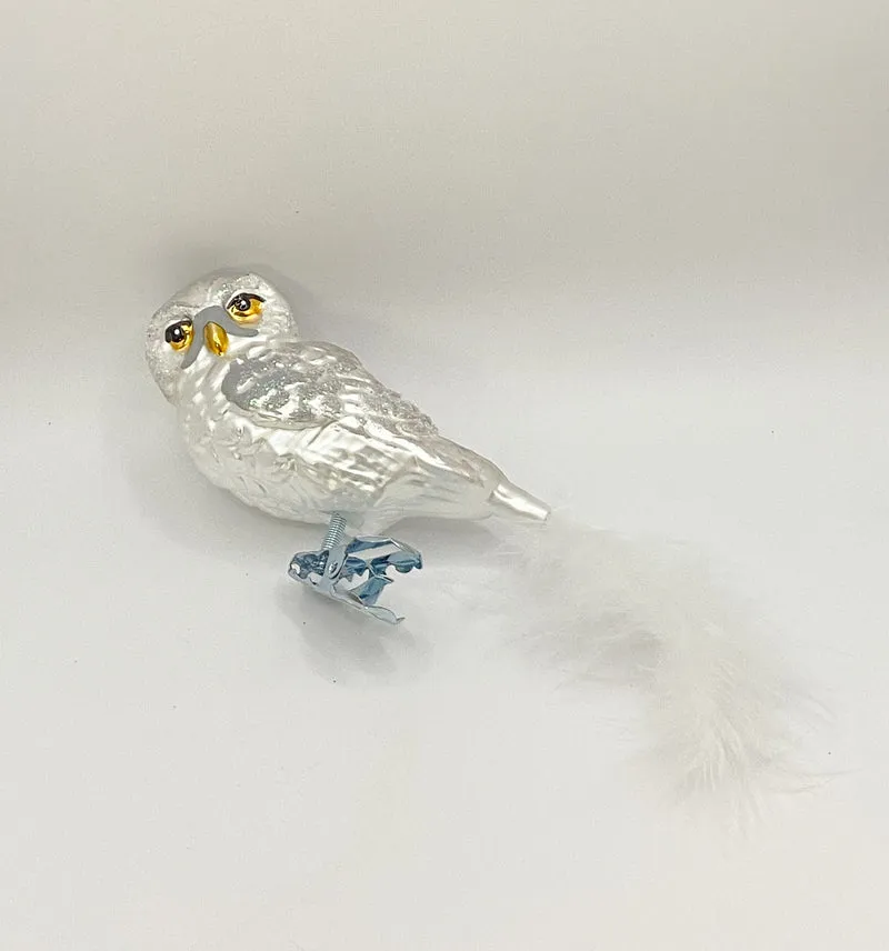 Weisses Käuzchen mit buschigem Federnschwanz auf Clip