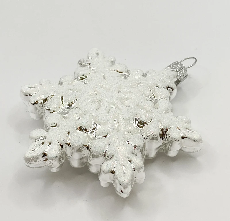 Silberne Schneeflocke mit weissem Glitzer
