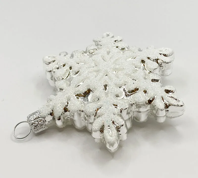 Silberne Schneeflocke mit weissem Glitzer