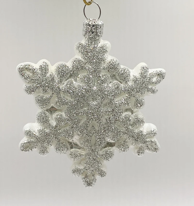 Weisse Schneeflocke mit silbernem Glitzer