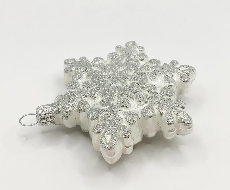 Weisse Schneeflocke mit silbernem Glitzer