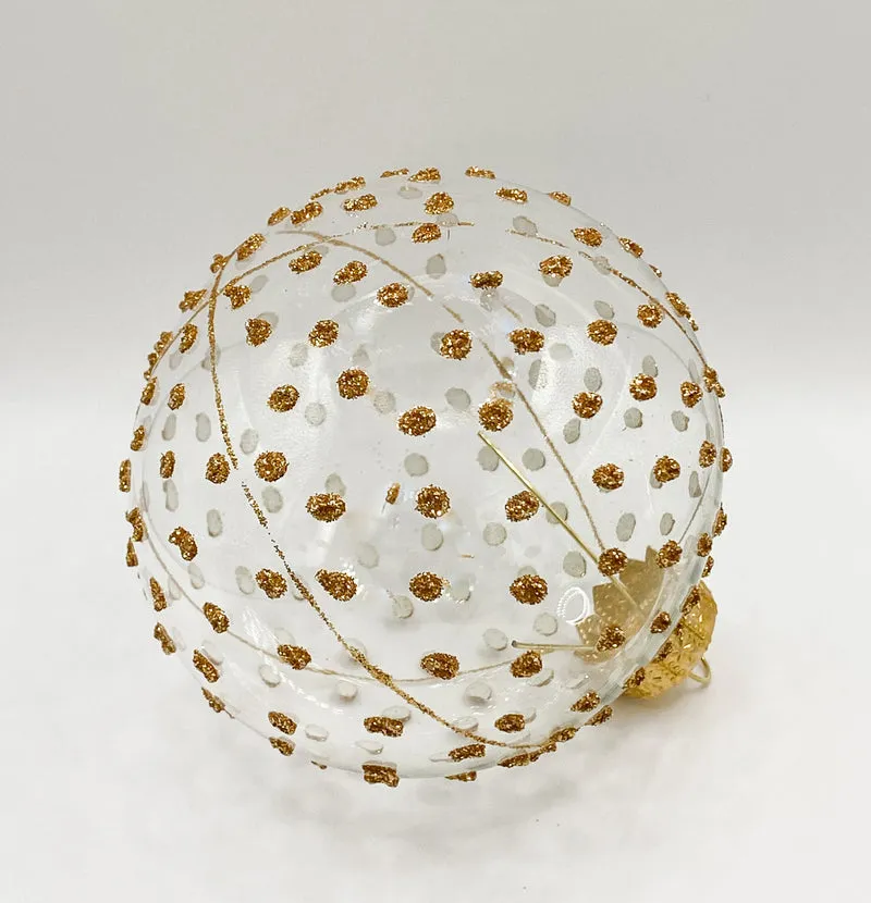 Transparente Kugel mit goldenen Glitzer-Tupfen