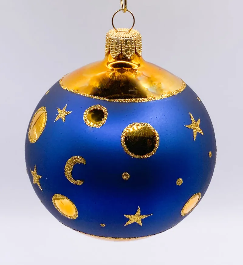 Dunkelblaue Kugel mit Sonne, Mond und Sternen