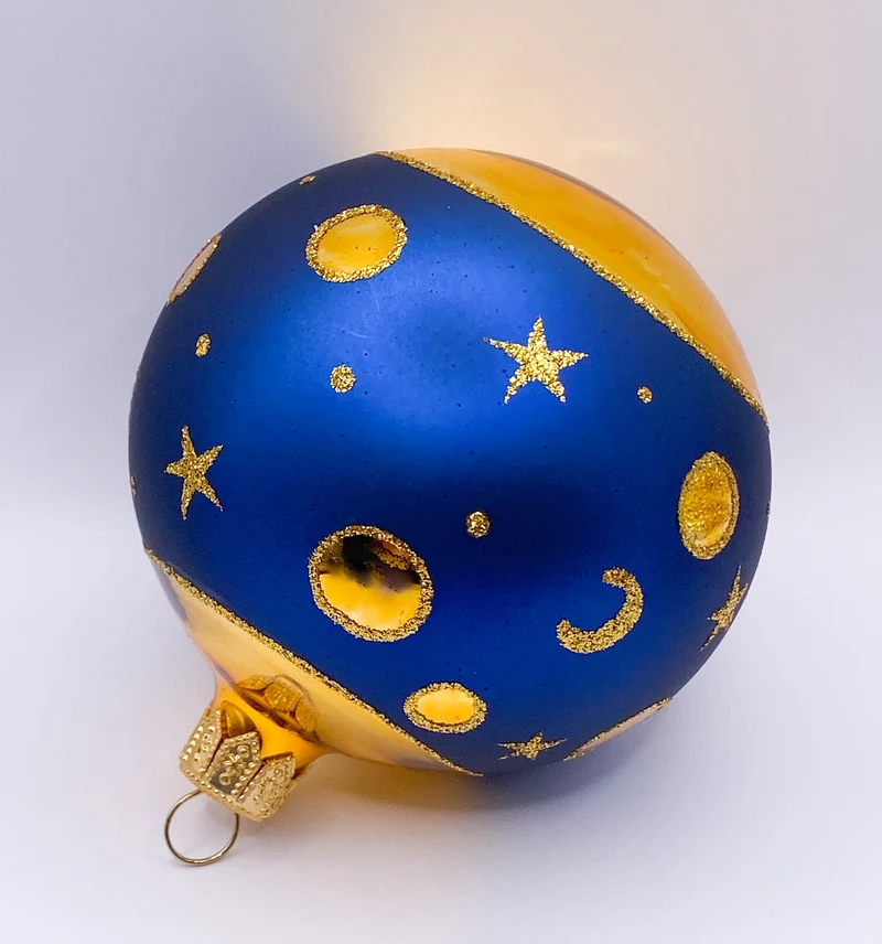 Dunkelblaue Kugel mit Sonne, Mond und Sternen
