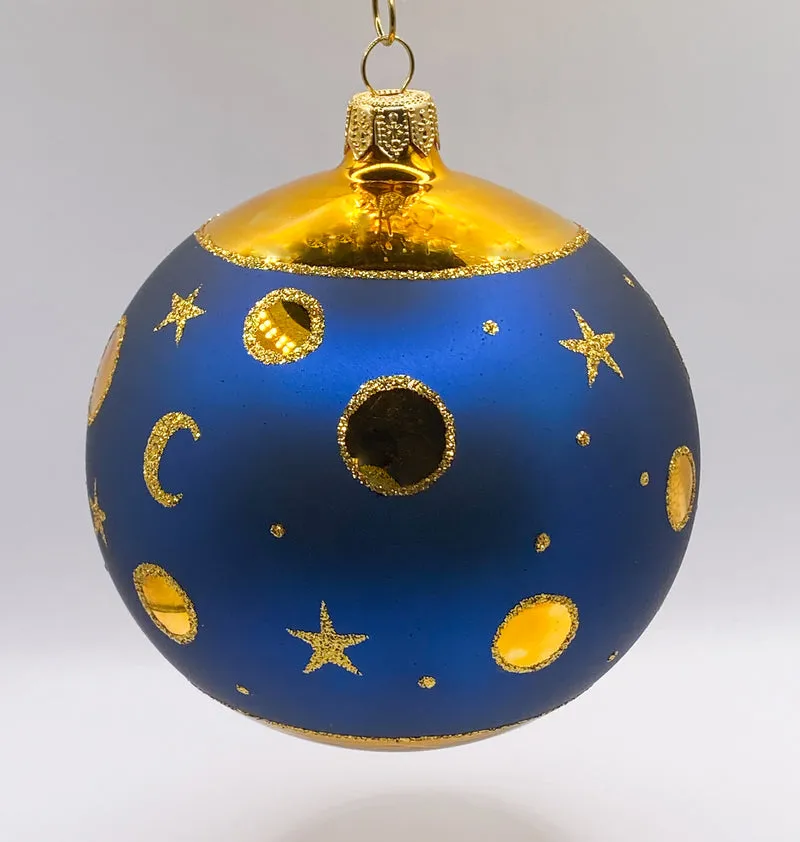 Dunkelblaue Kugel mit Sonne, Mond und Sternen