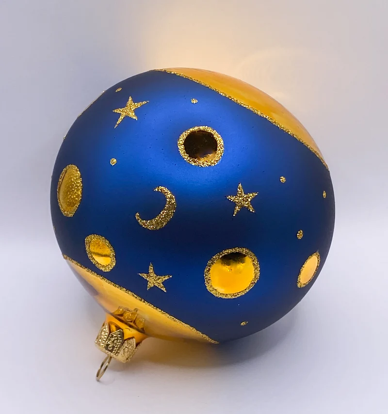 Dunkelblaue Kugel mit Sonne, Mond und Sternen