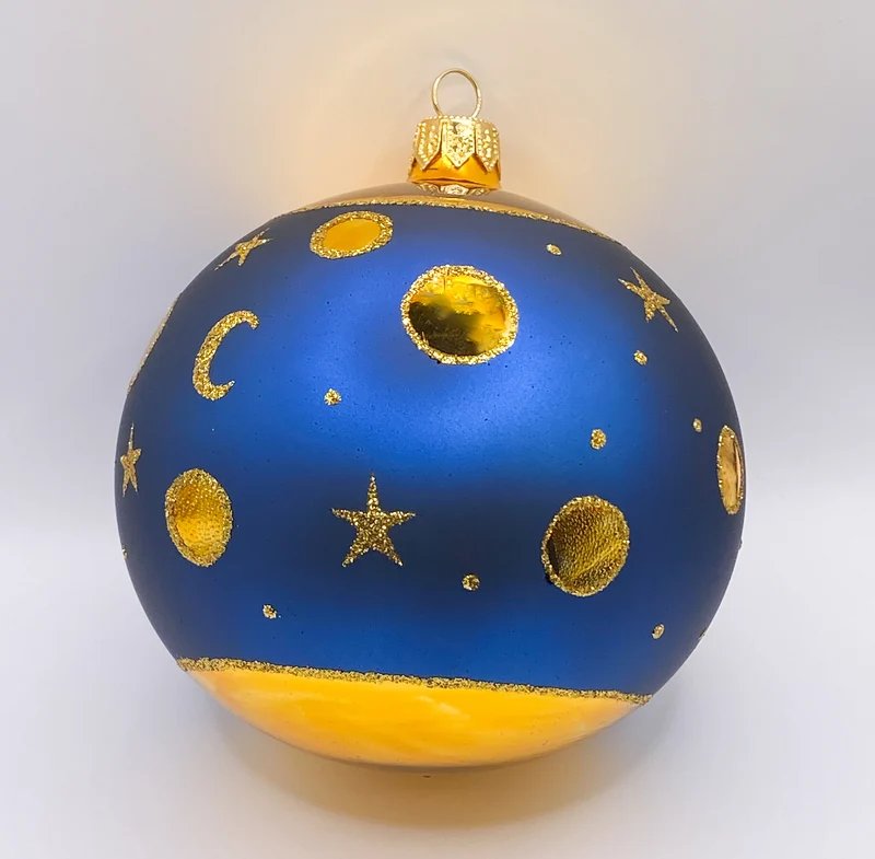 Dunkelblaue Kugel mit Sonne, Mond und Sternen