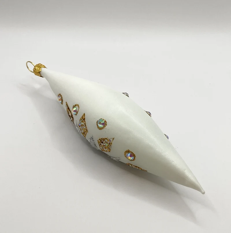 Weisse Olive mit goldenem und silbernem Dekor