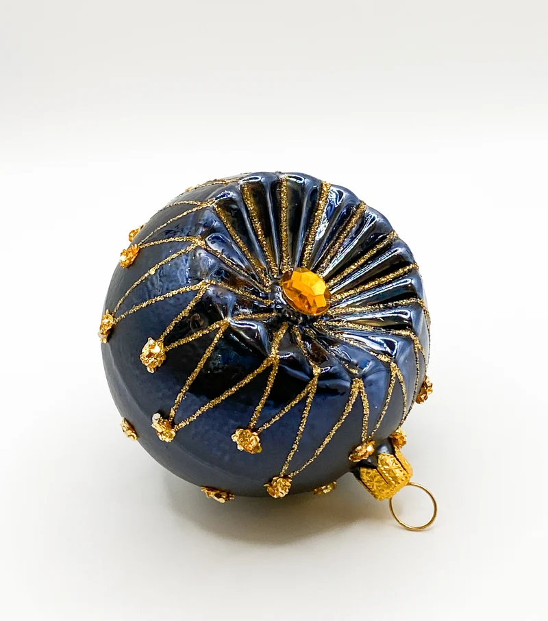 Dunkelblaue Kugel mit goldenem Sternendekor
