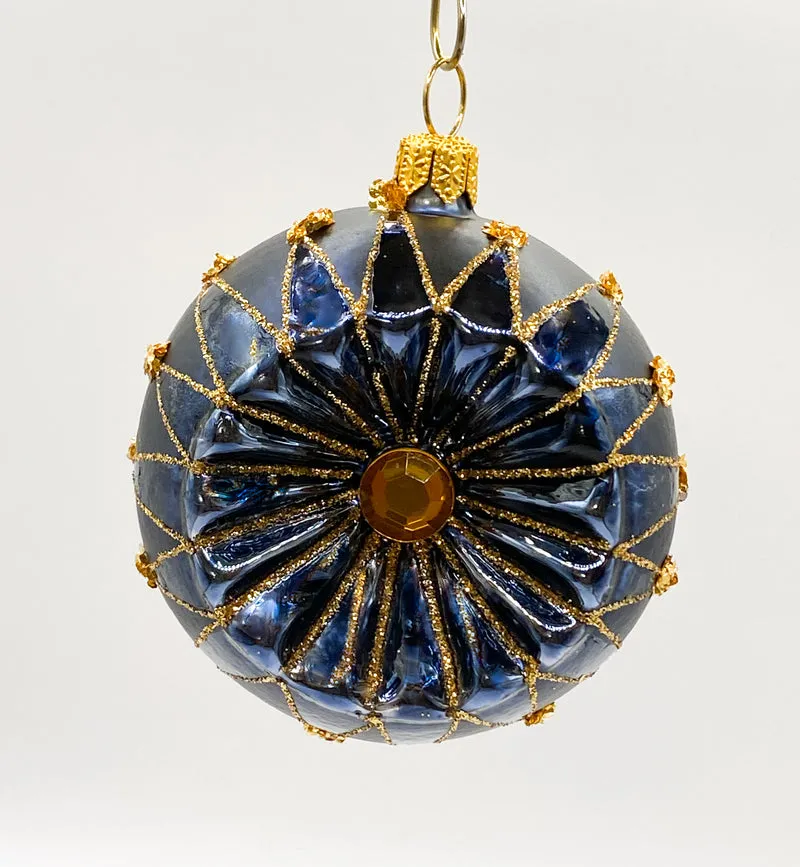 Dunkelblaue Kugel mit goldenem Sternendekor