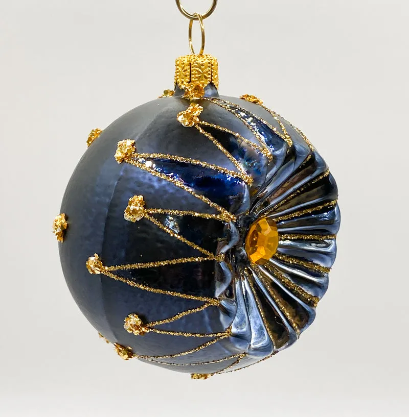 Dunkelblaue Kugel mit goldenem Sternendekor