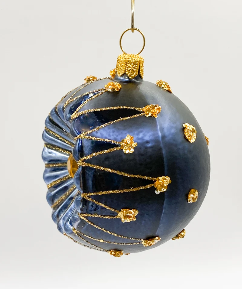Dunkelblaue Kugel mit goldenem Sternendekor