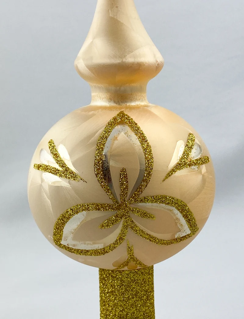 Baumspitze in champagner Eislack und goldenem Blumen-Motiv