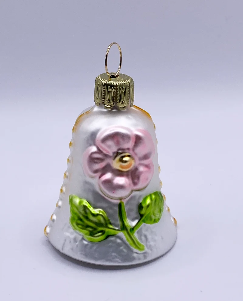 Weisses Weihnachts-Glöckchen mit rosa Blüte