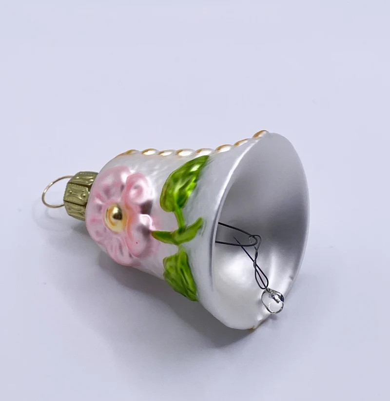 Weisses Weihnachts-Glöckchen mit rosa Blüte