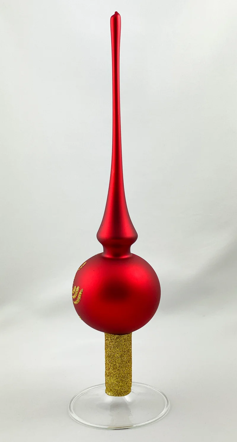 Rote Baumspitze mit Reflex und goldenem Dekor