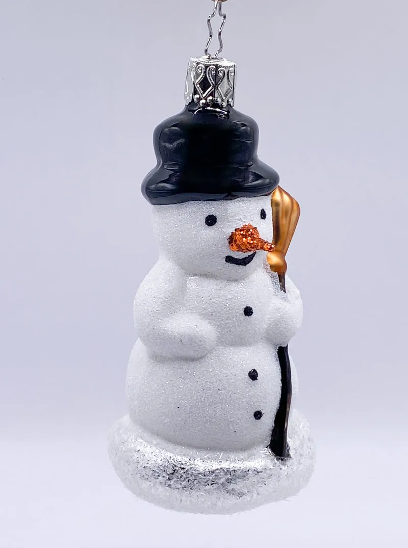 Schneemann mit Besen und schwarzem Hut