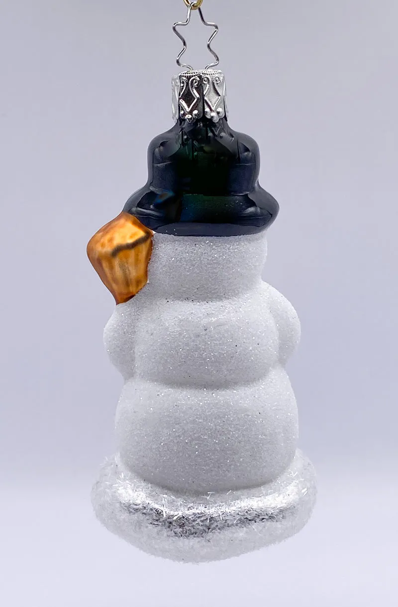 Schneemann mit Besen und schwarzem Hut