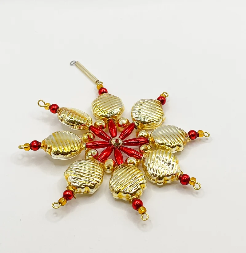 Stern in Rot und Gold mit Gablonzer Perlen