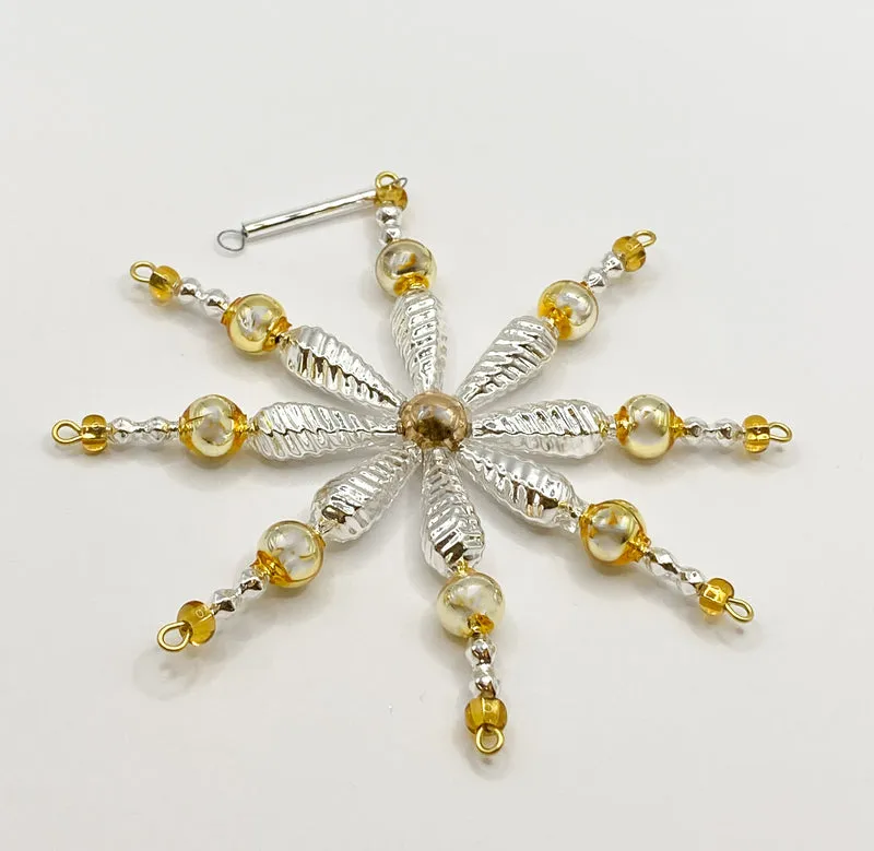 Silberne Schneeflocke mit goldenen Gablonzer Perlen