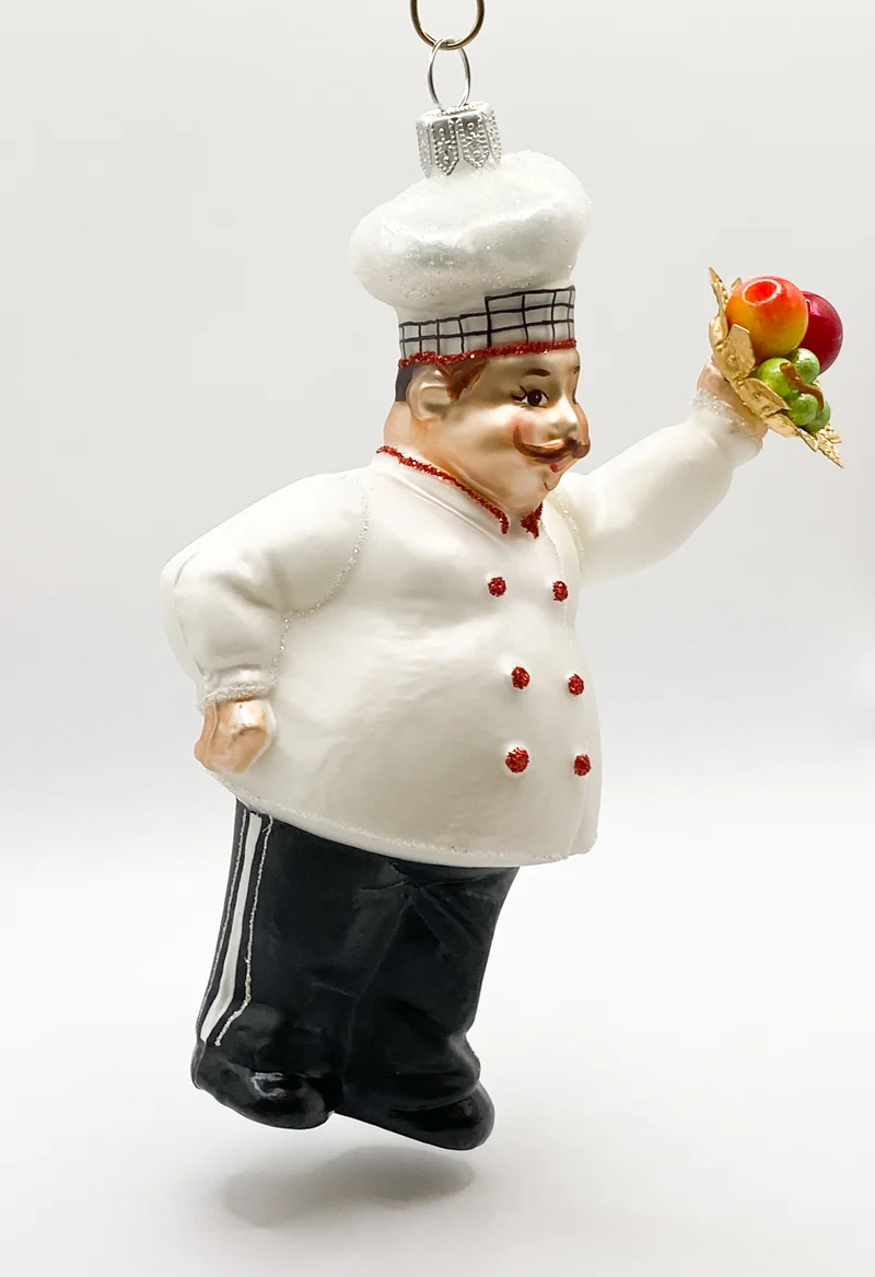 Koch bereitet die Früchteplatte vor
