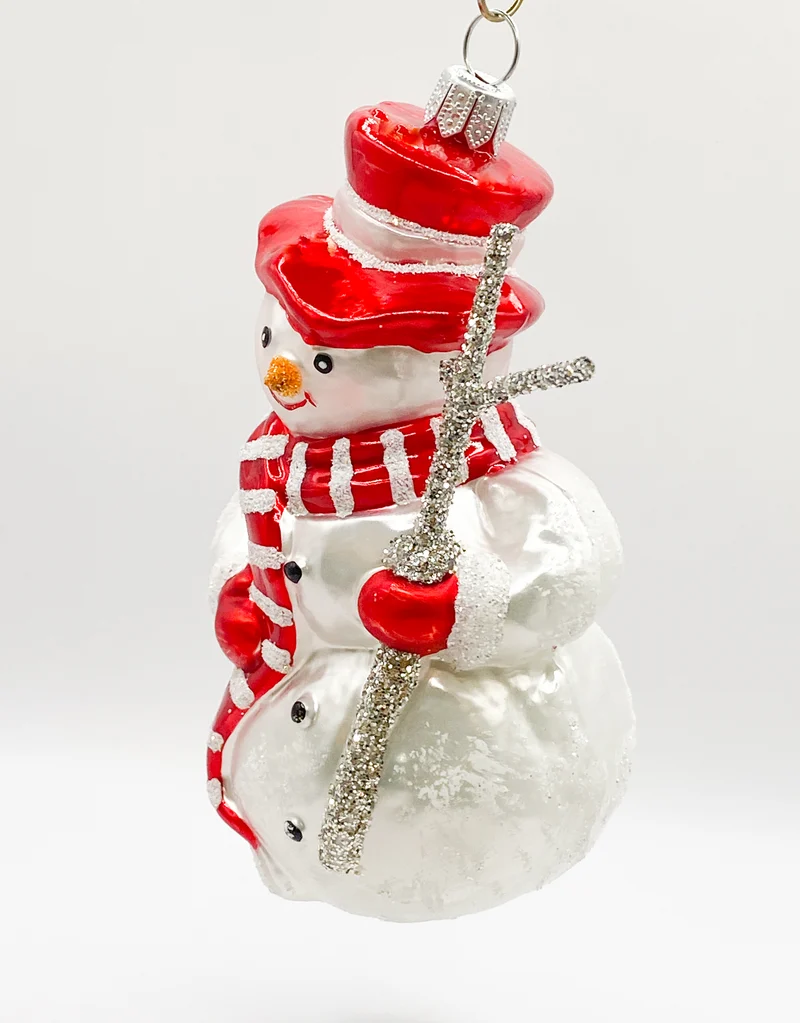 Schneemann mit rotem Schal und Reisig-Stecken