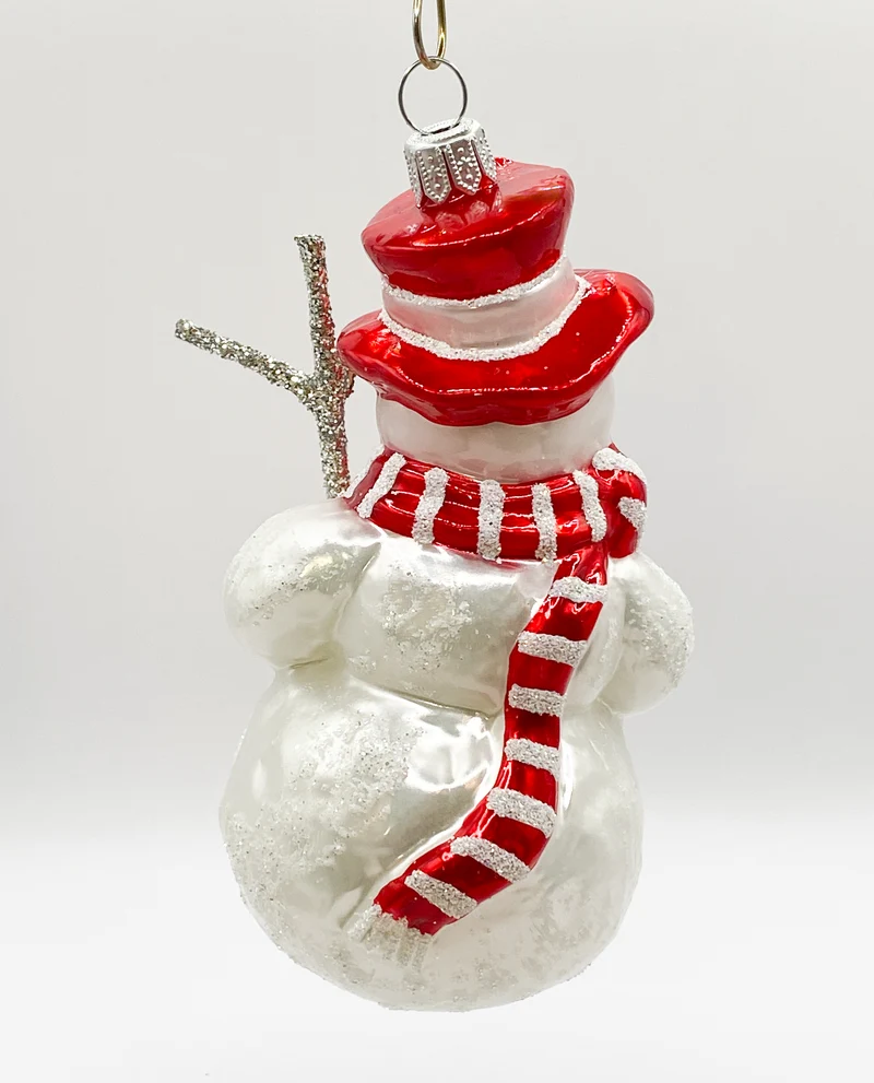 Schneemann mit rotem Schal und Reisig-Stecken