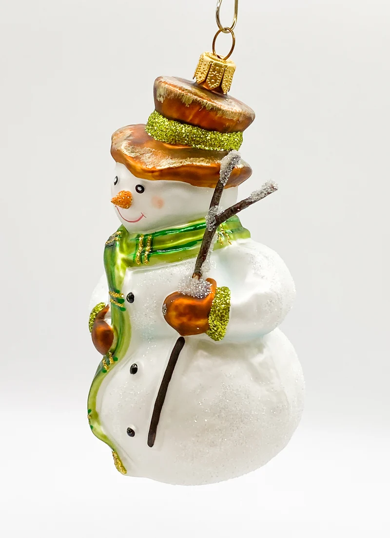 Schneemann mit grünem Schal und Reisig-Stecken