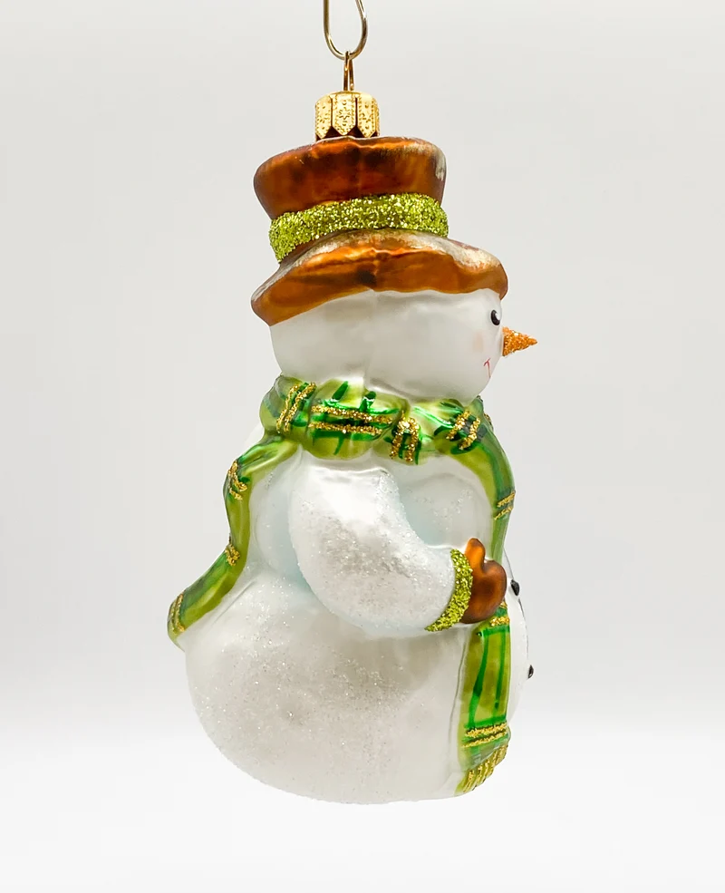 Schneemann mit grünem Schal und Reisig-Stecken