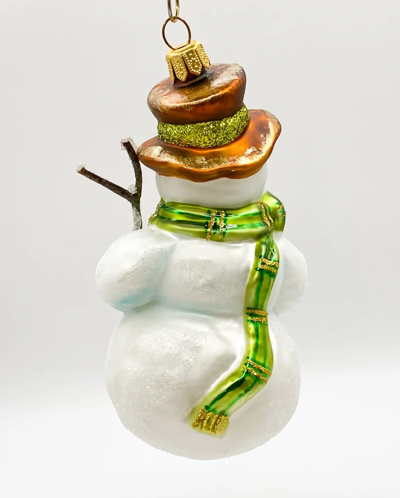 Schneemann mit grünem Schal und Reisig-Stecken