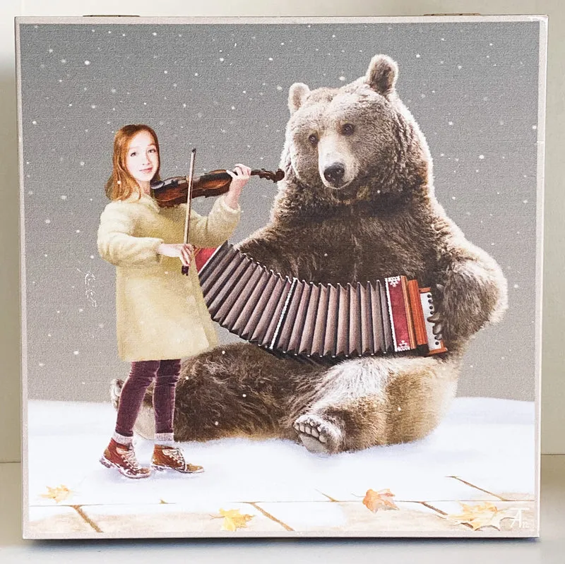 Das Mädchen und der Bär musizieren zusammen, AtlasArt