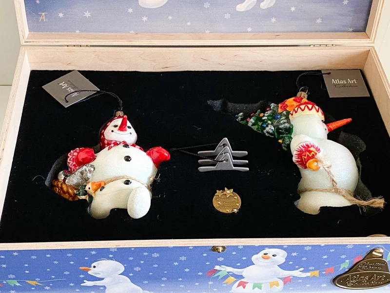 Mama-Schneemann und Papa-Schneemann bringen den Weihnachts-Baum und das Spielzeug, AtlasArt