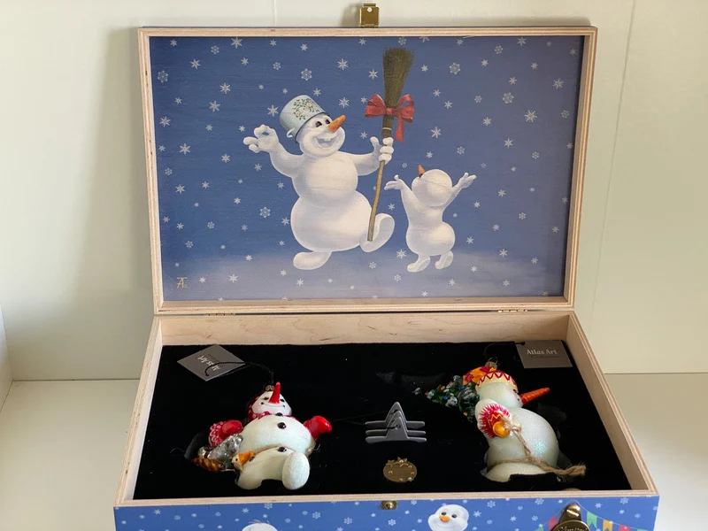 Mama-Schneemann und Papa-Schneemann bringen den Weihnachts-Baum und das Spielzeug, AtlasArt