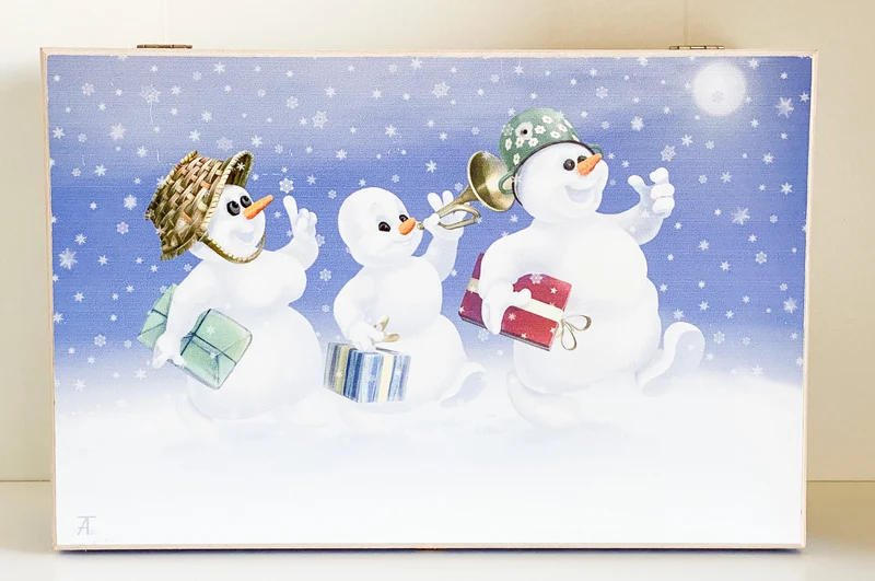 Mama-Schneemann und Papa-Schneemann bringen den Weihnachts-Baum und das Spielzeug, AtlasArt