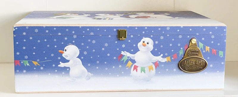 Mama-Schneemann und Papa-Schneemann bringen den Weihnachts-Baum und das Spielzeug, AtlasArt