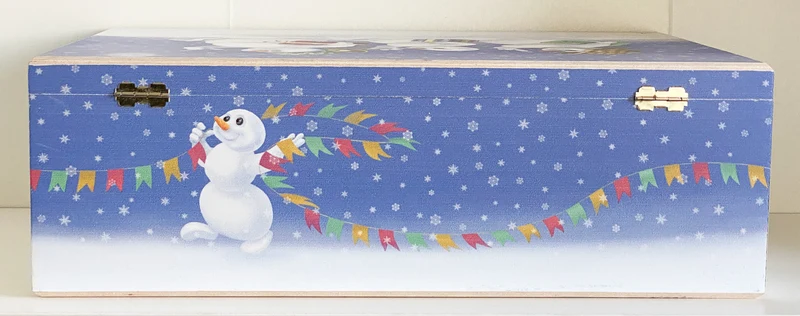 Mama-Schneemann und Papa-Schneemann bringen den Weihnachts-Baum und das Spielzeug, AtlasArt